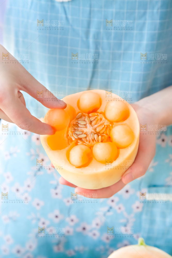 手里拿着甜瓜