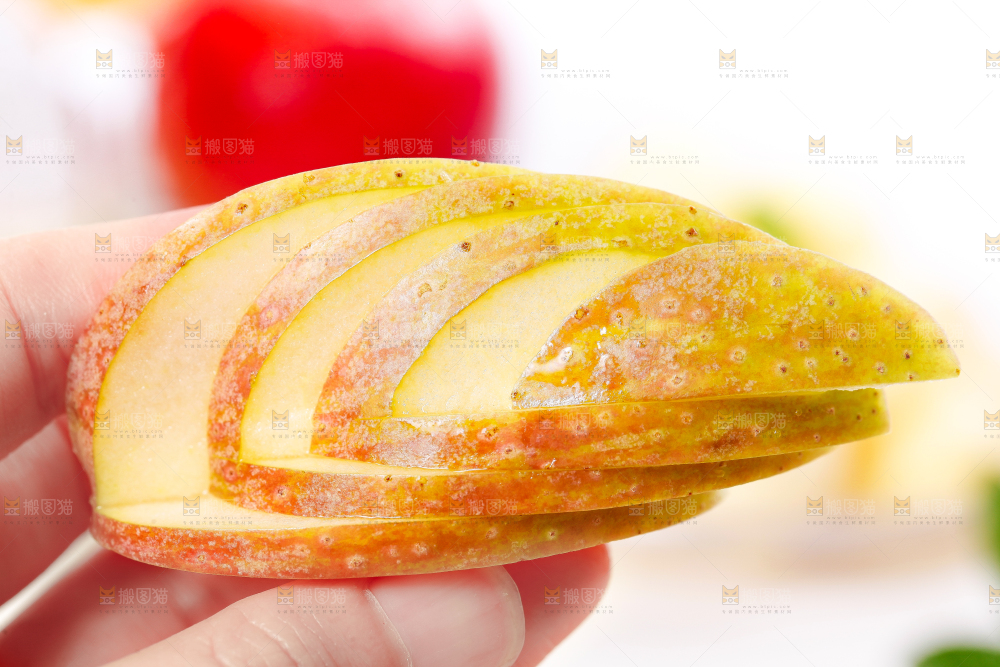 手里拿着苹果