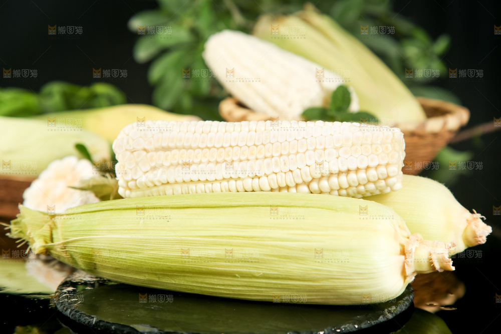 深底上放着漳州牛奶玉米