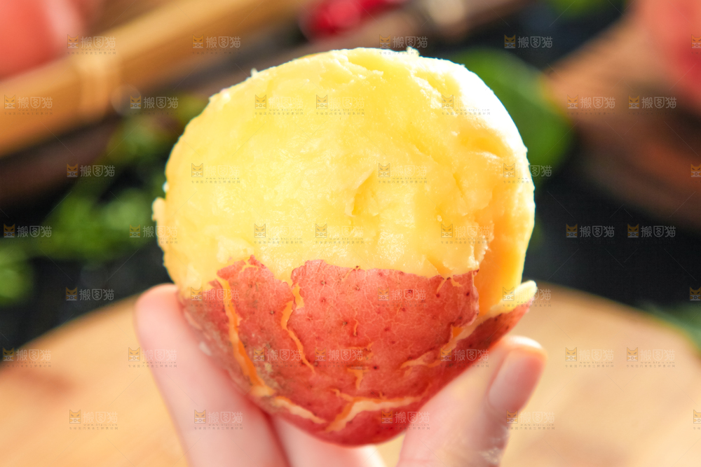 手里拿着土豆