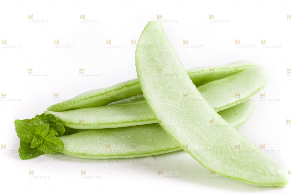 白底上放着扁豆