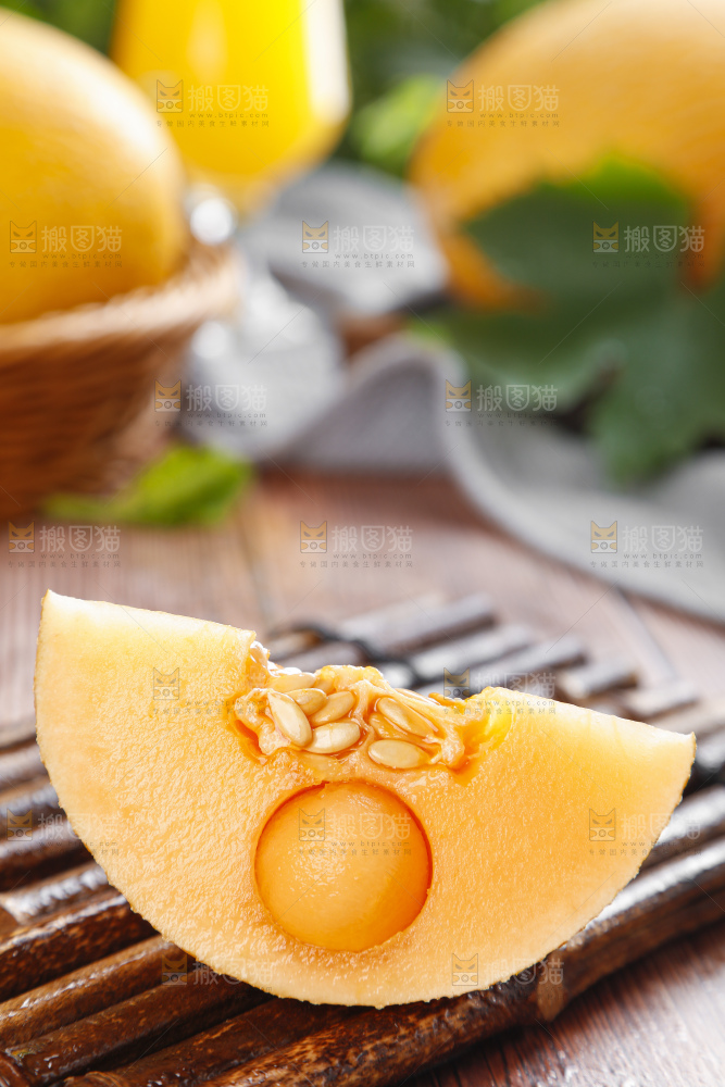 木底上摆放着黄皮哈密瓜