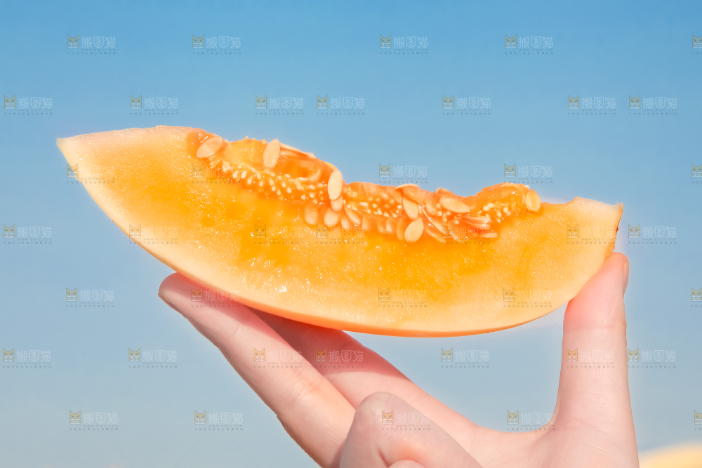手里拿着东方蜜瓜