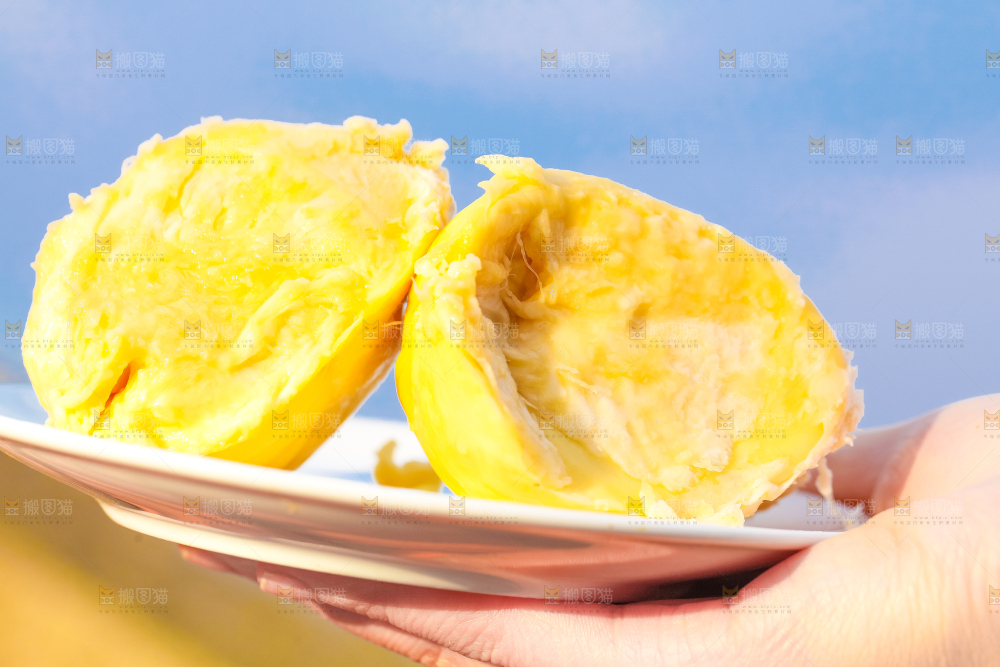 手里拿着黄肉榴莲