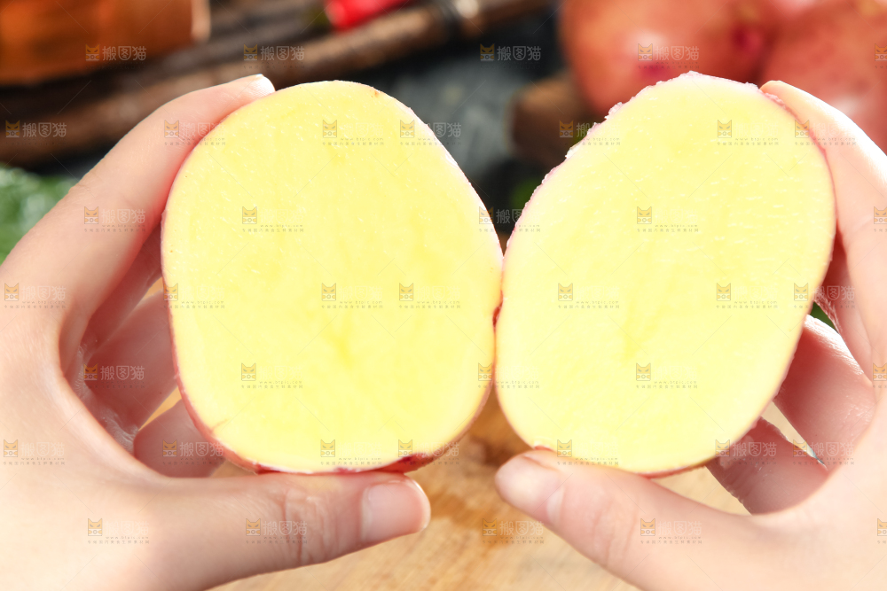 手里拿着黄心土豆