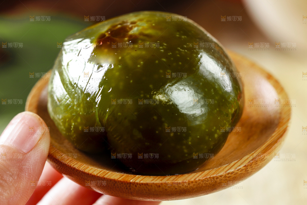 碟子里装着艾草青团