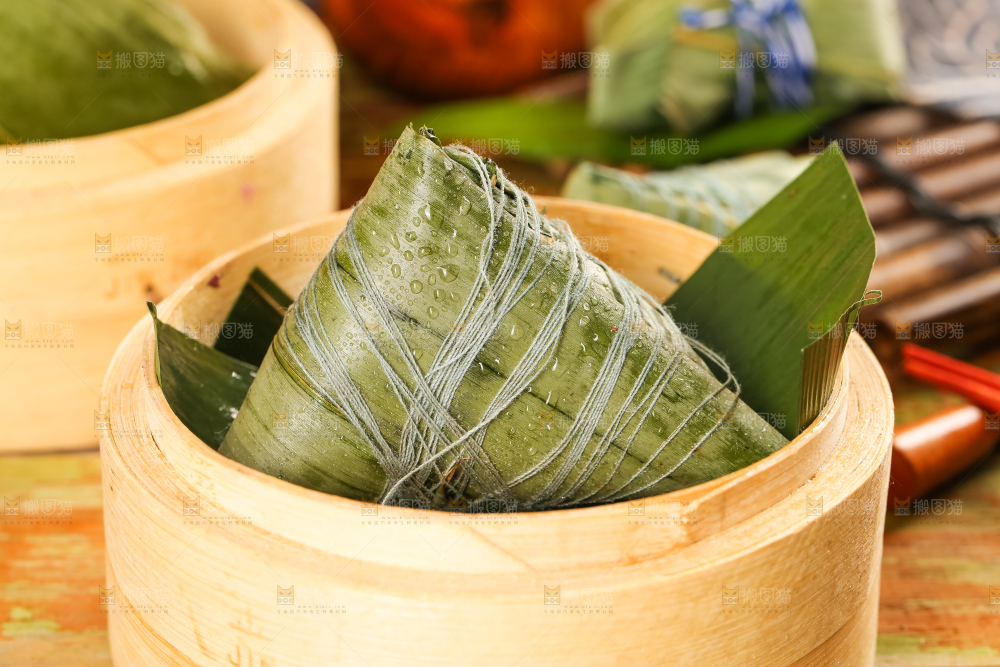 蒸笼里放着粽子