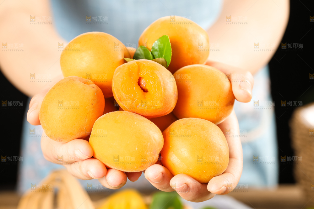 手里拿着黄杏
