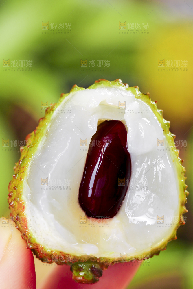 手里拿着荔枝