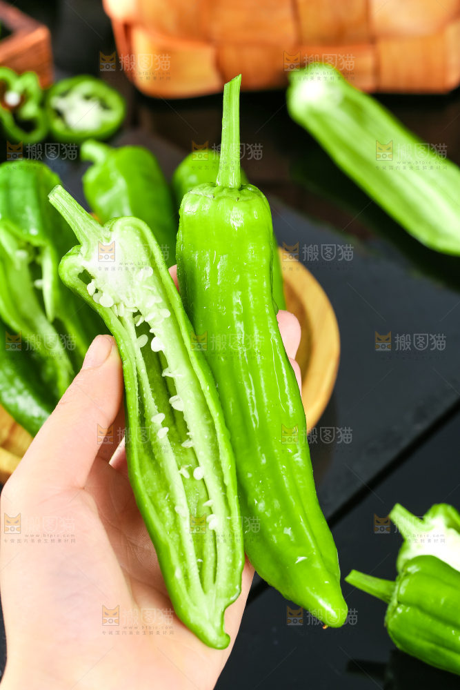 手里拿着青椒