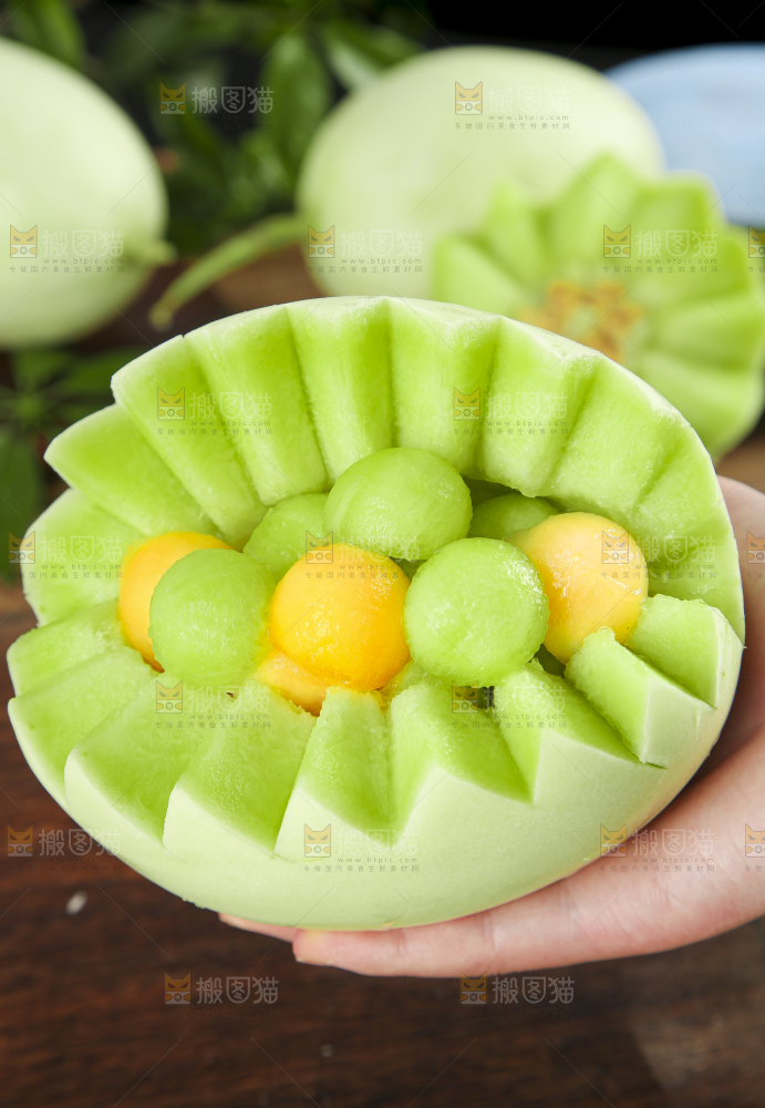 手里拿玉菇甜瓜