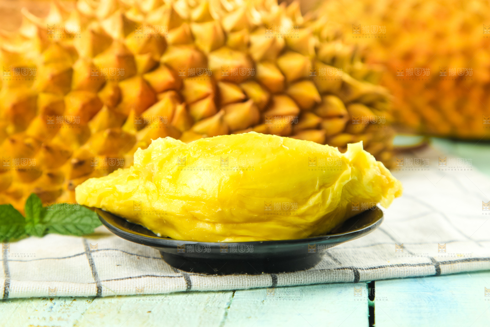 格子底上摆放着金枕头榴莲