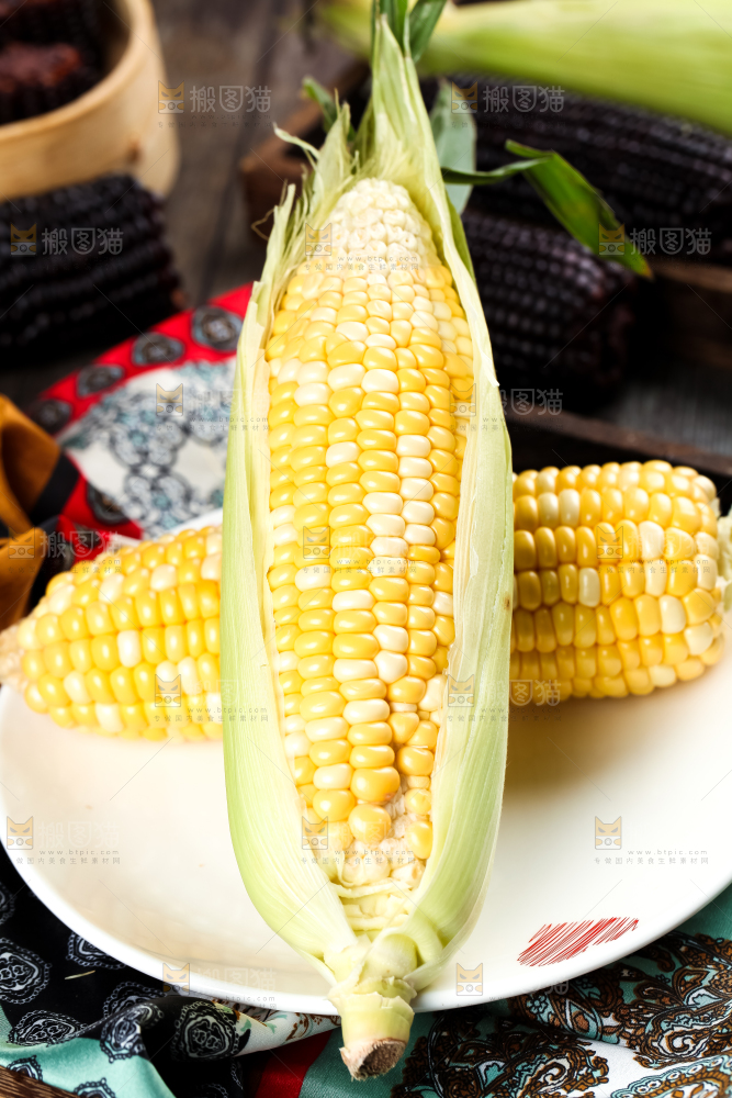 盘子里放着新鲜玉米