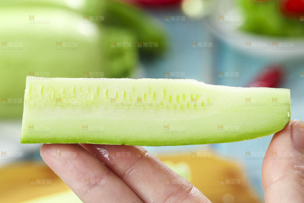 手里拿着嫩茭瓜