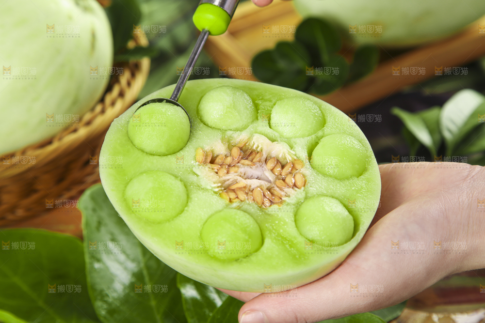 手里拿着玉菇香瓜