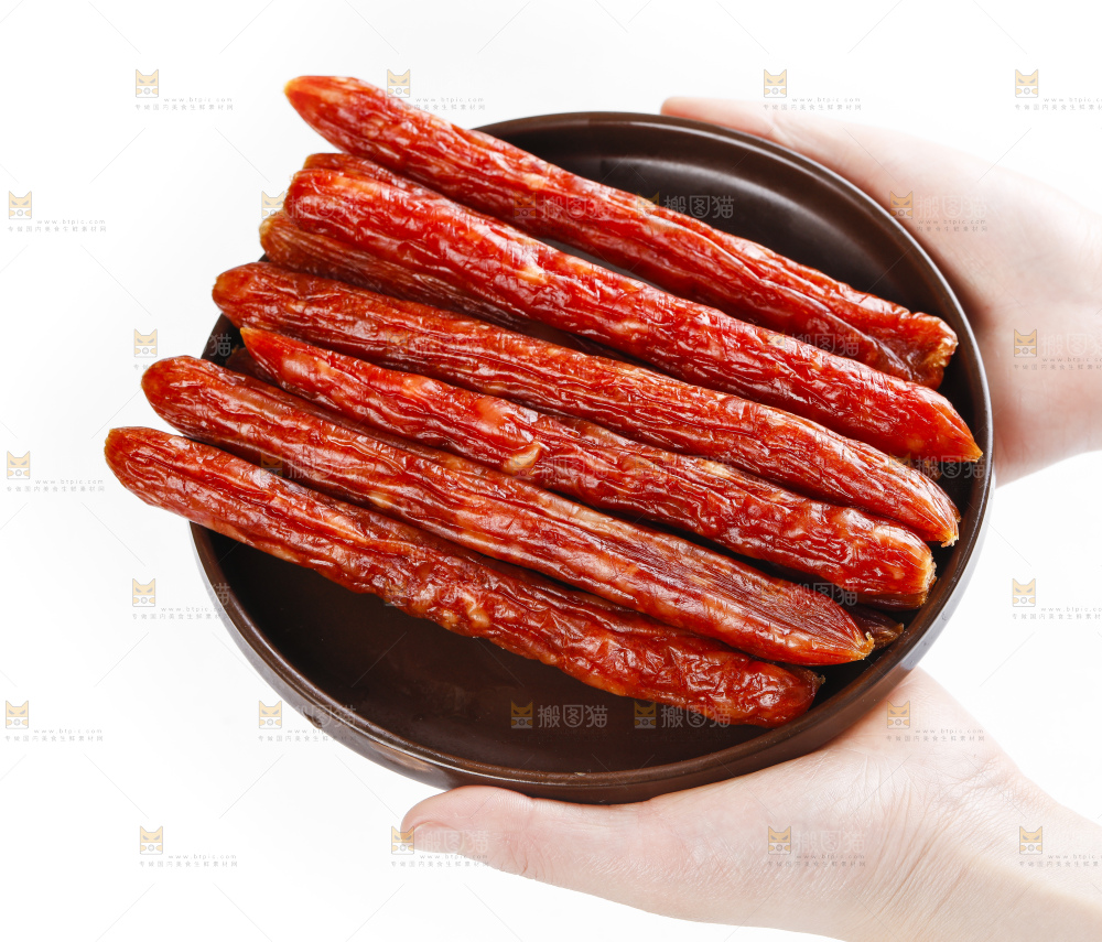 盘子里放着小香肠