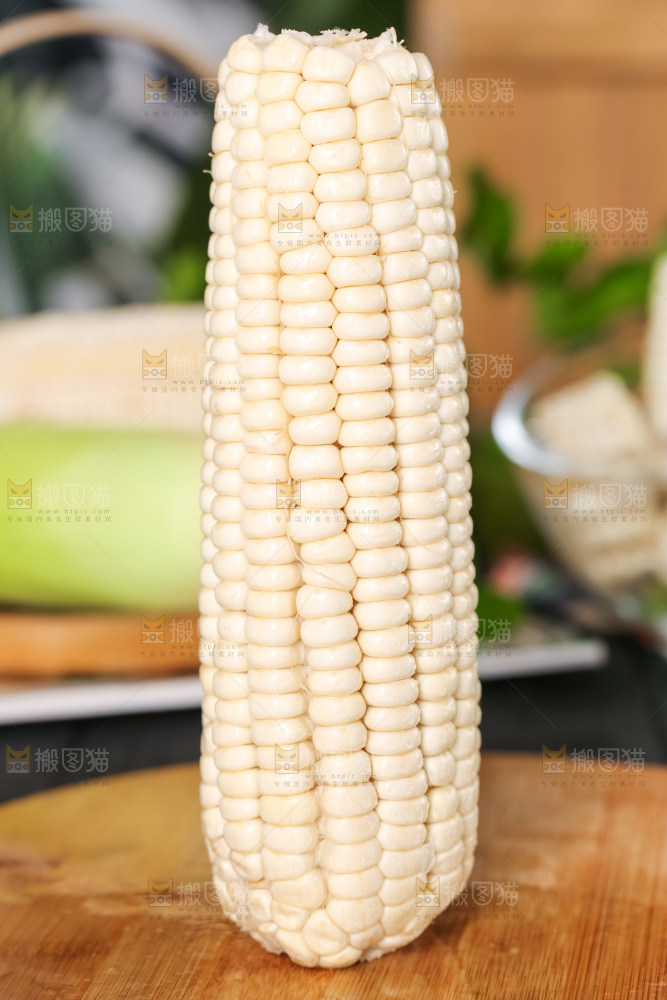 木板上摆放着漳州牛奶玉米