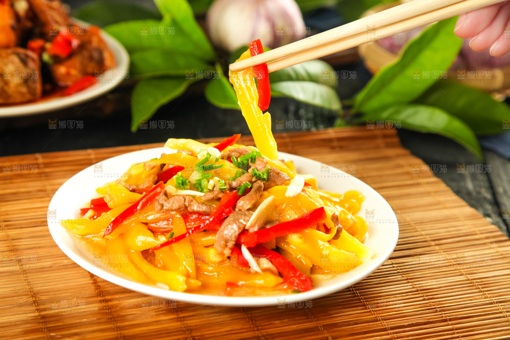 碟子里装着榨菜炒肉