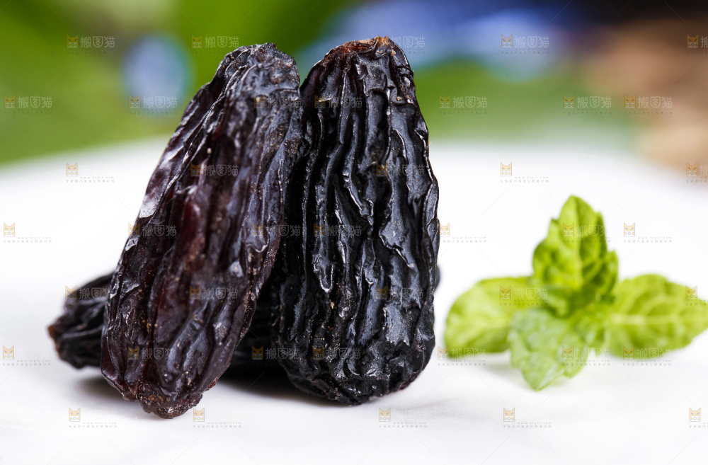 白底上放着新疆葡萄干