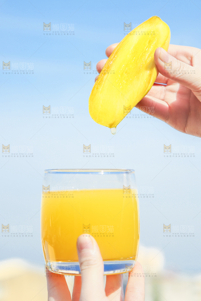 手里拿着芒果