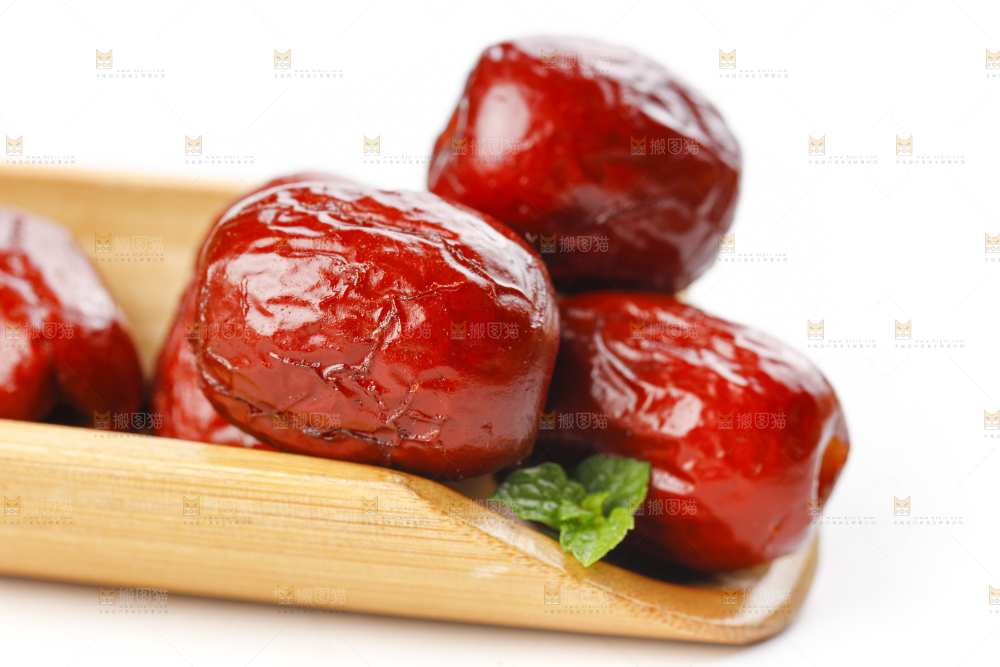 白底上摆放着香酥脆红枣