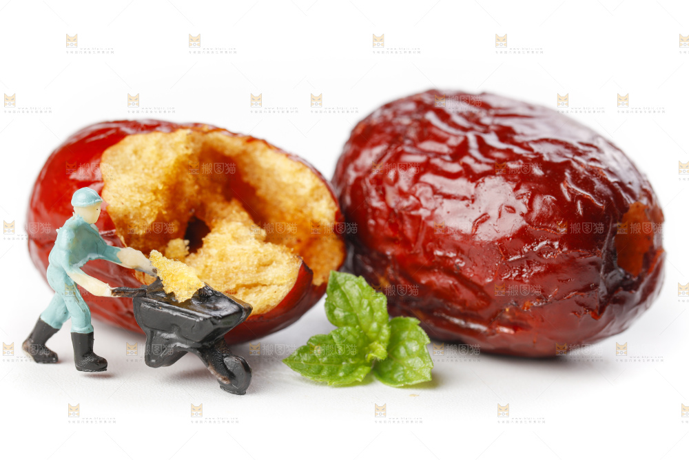 白底上摆放着香酥脆红枣