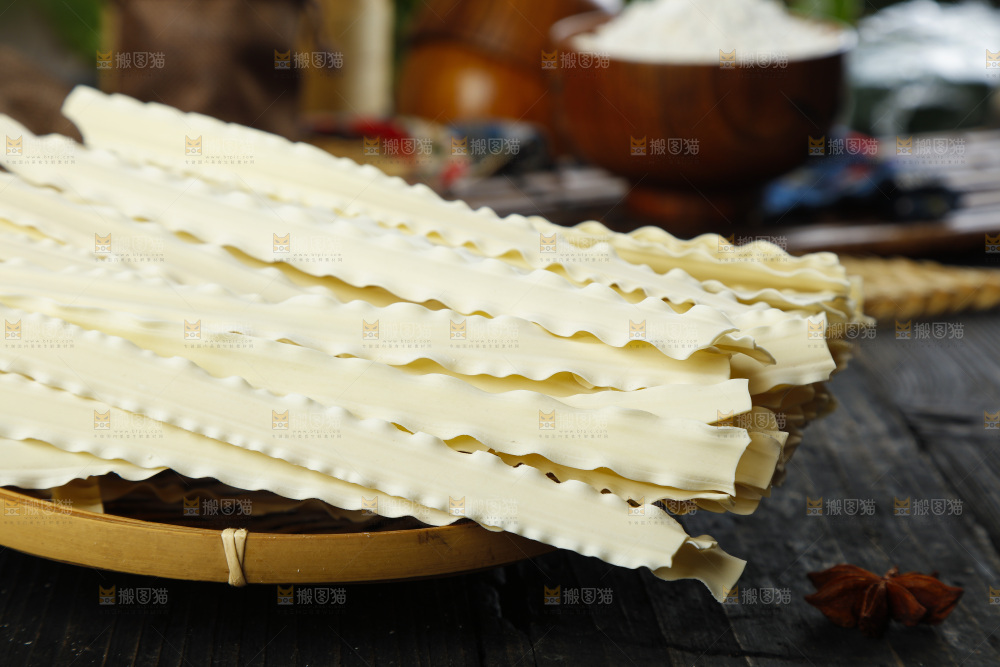 深底上摆放着干面条