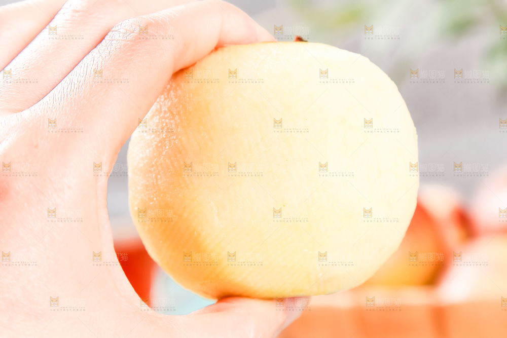 手里拿着削皮的苹果