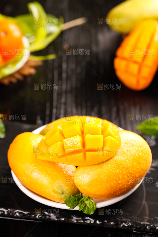 石板上放着一盘新鲜芒果