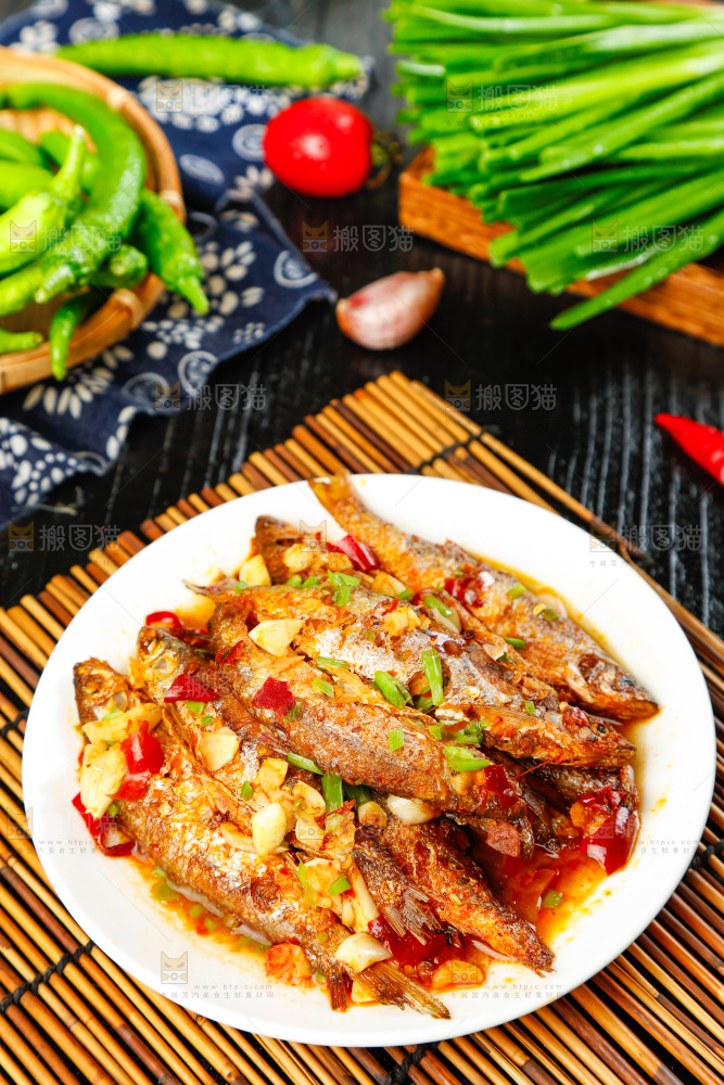 盘子里装着香煎小刁鱼