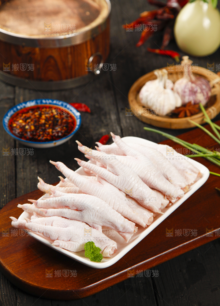 盘子里装着鸡脚