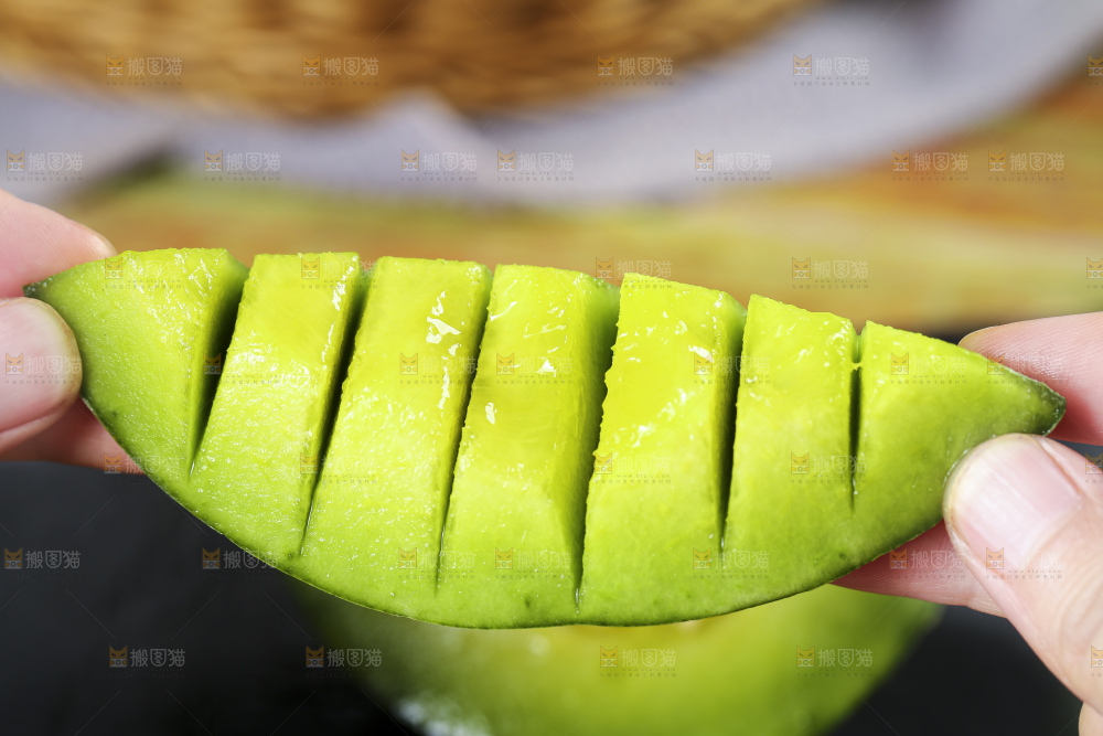 手里拿着绿宝甜瓜