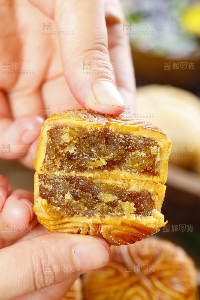 手里拿着莲蓉月饼