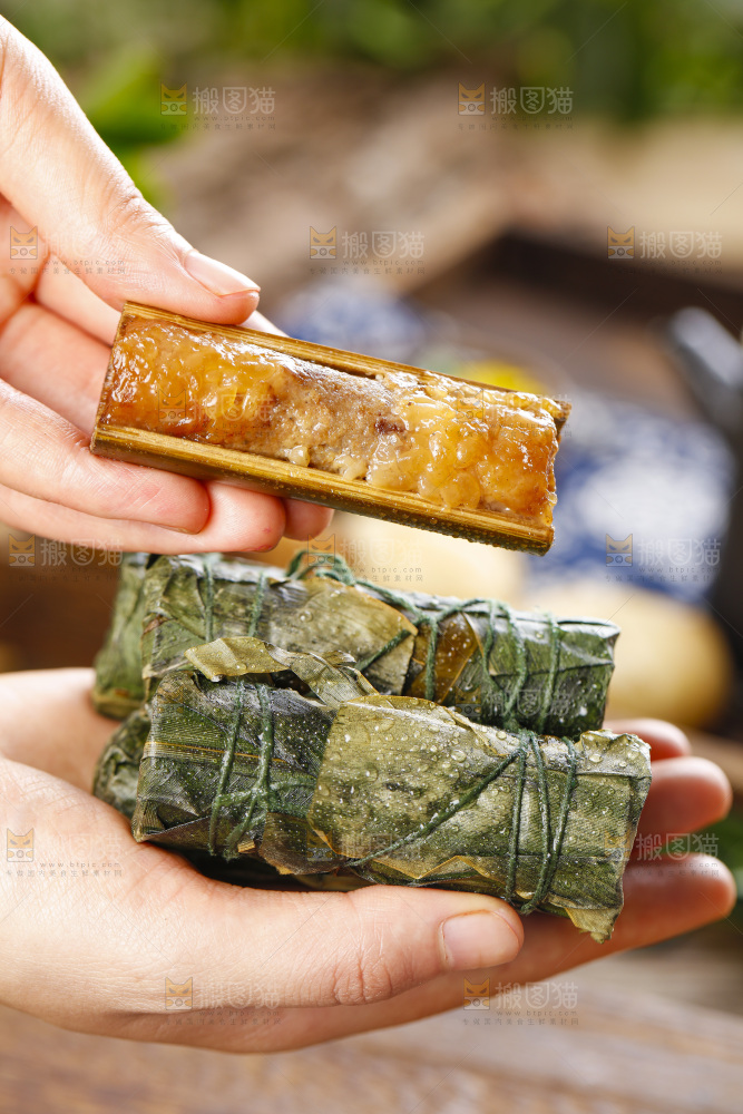手里拿着竹筒糯米饭