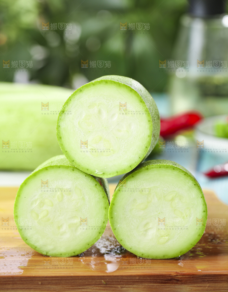 木板上放着嫩茭瓜