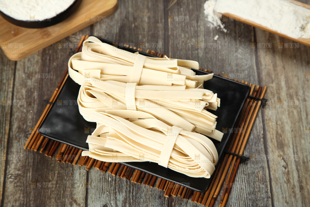 盘子里装着宽面条