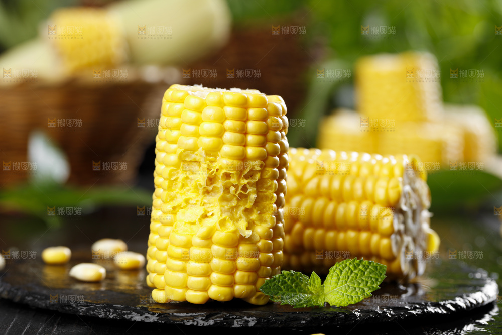 石板上放着黄玉米