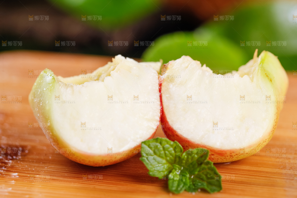 木底上摆放着山东纽扣油蟠桃