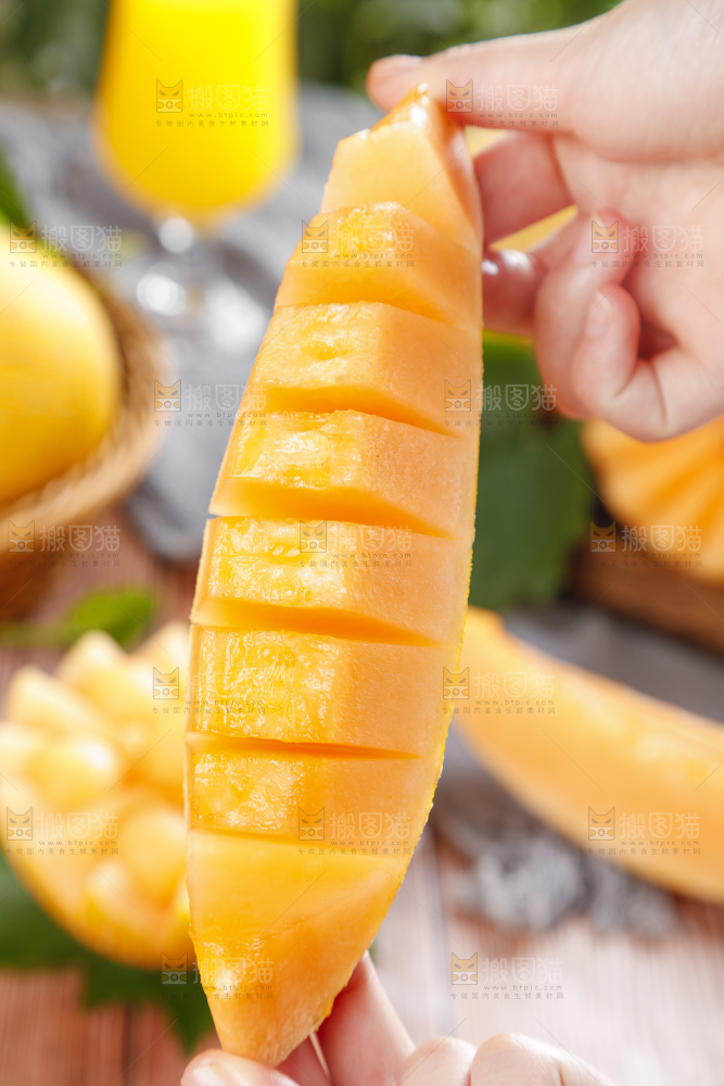 手里拿着冰火蜜瓜