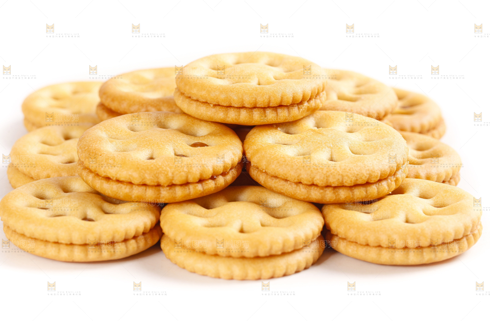 白底上放着夹心饼干
