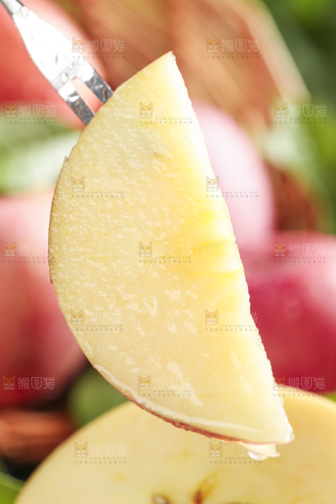 叉子叉着切块的苹果