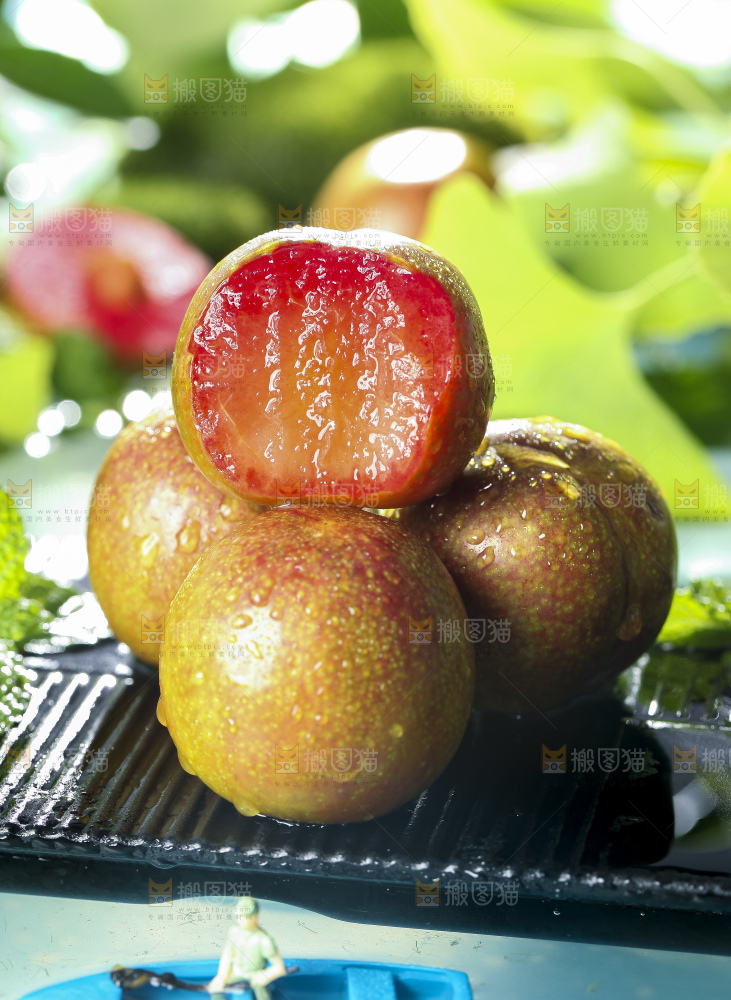 黑底上放着红心三华李