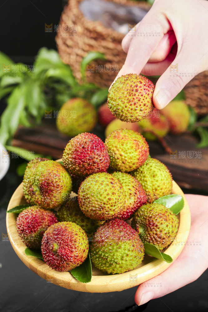 手里捧着鲜荔枝