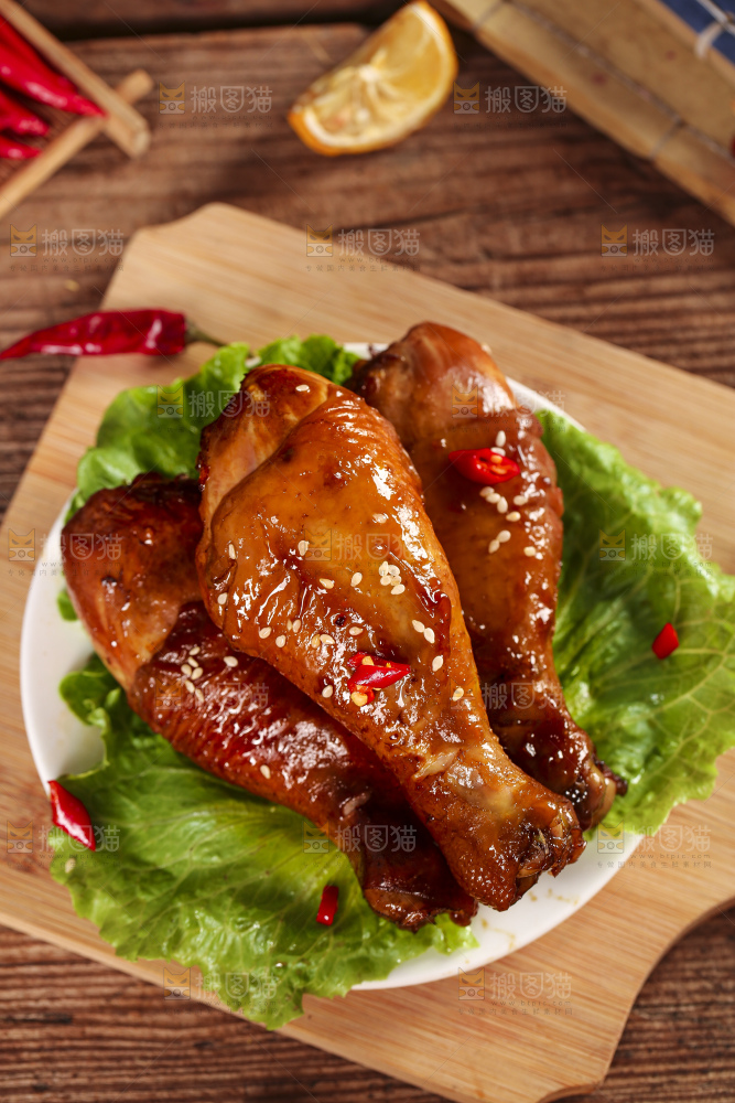 木板上放着一盘红烧鸡腿