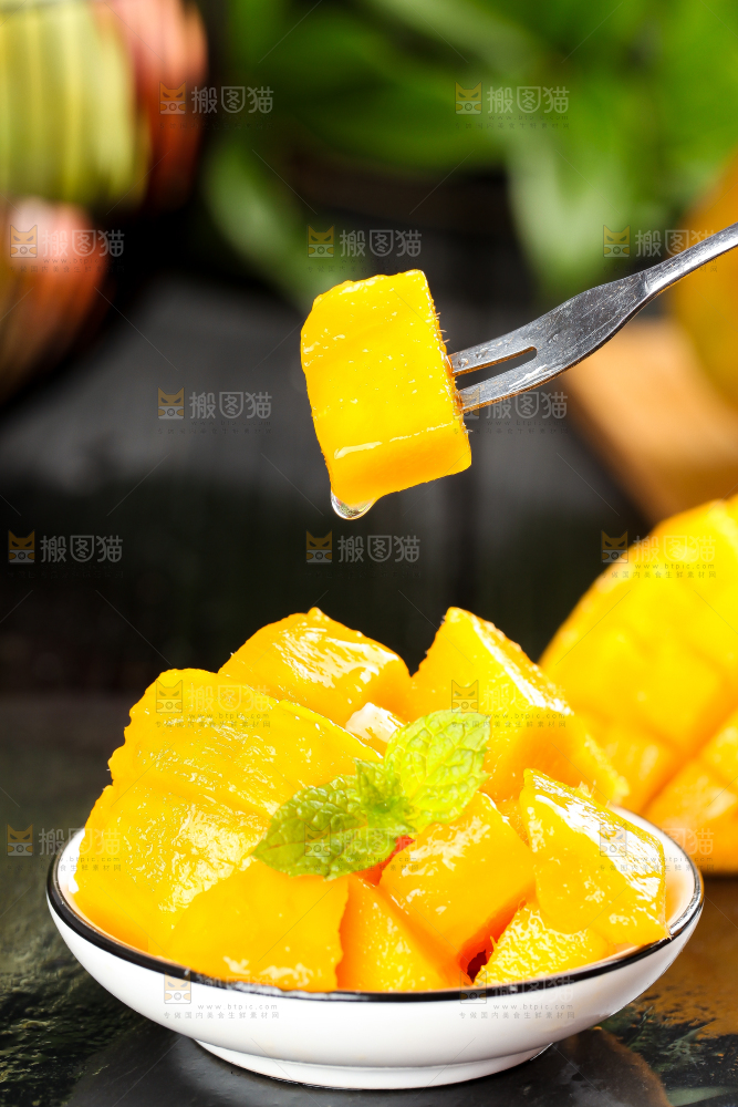 碟子里装着芒果果肉