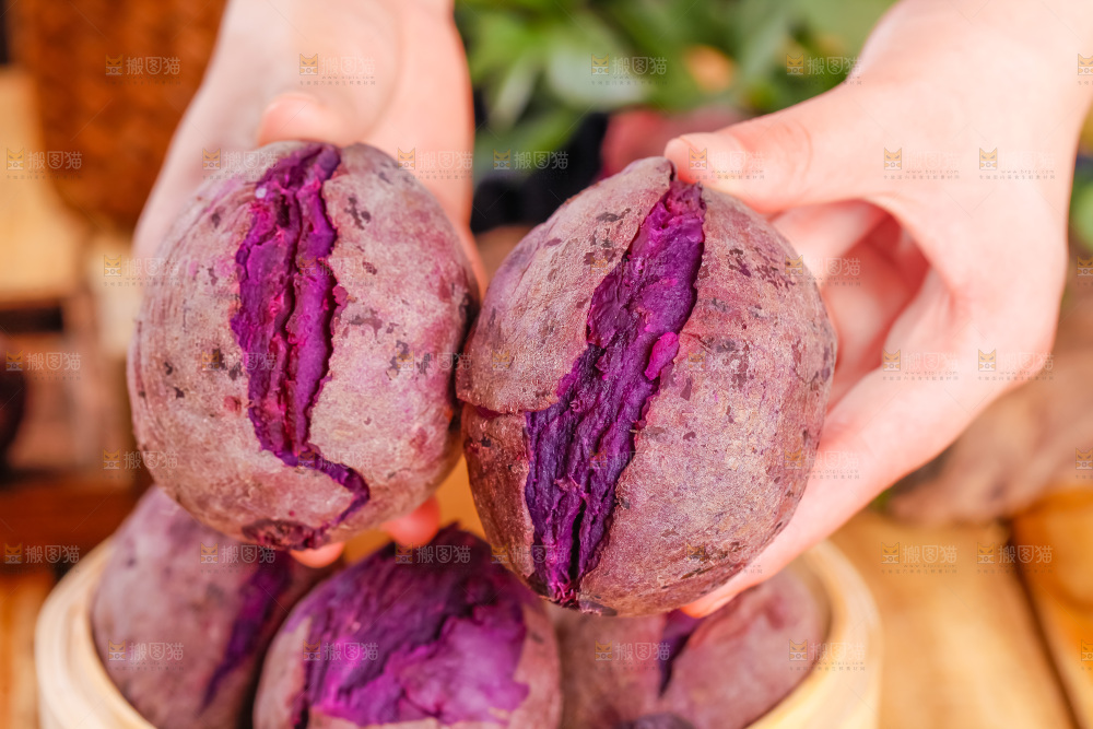 手里拿着紫地瓜