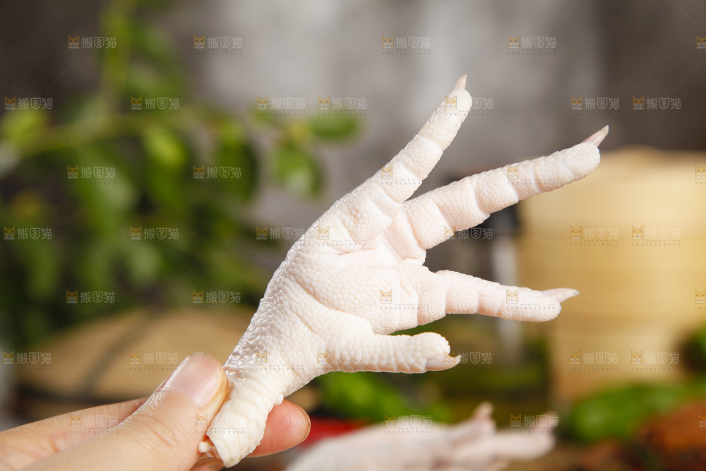 手里拿着凤爪