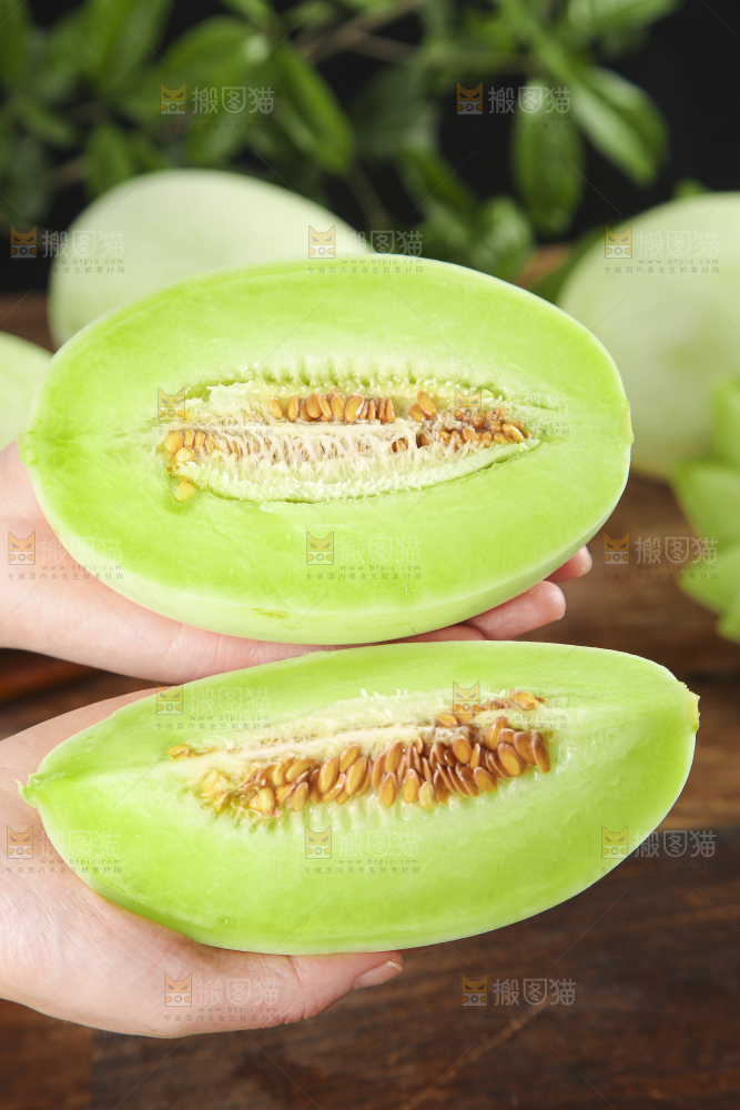 手里拿着新鲜玉菇蜜瓜