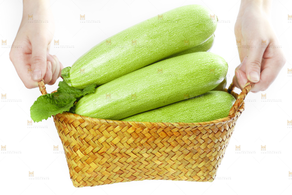 手里提着一篮西葫芦
