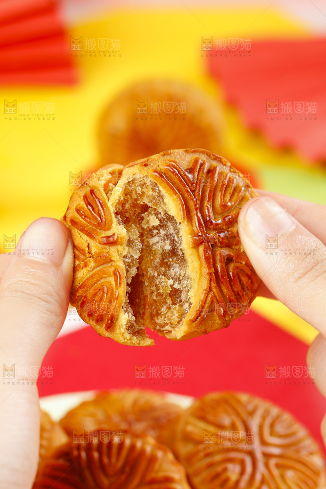 手里拿着手工月饼